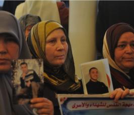 بالصور:عدسة "فلسطين اليوم" تنضم لاعتصام أهالي الأسرى أمام مقر الصليب