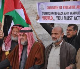 بالصور القضاء ورابطة علماء فلسطين ينظما وقفة تضامنية مع مخيم اليرموك
