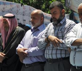  صلاة الجمعة امام مقر الصليب