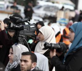 صحفيات يزاحمن الصحفيين في التصوير بغزة