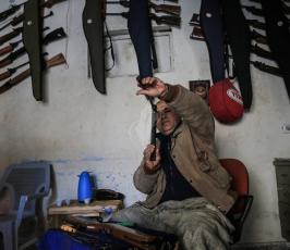  خبير صيانة بنادق الصيد بغزة ‫(1)‬ ‫‬