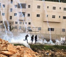 خاص فلسطين اليوم..الاحتلال يعتدي على مسيرة تضامنية مع الأسرى امام معتقل "عوفر"