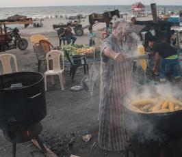 بائعين الذرة على شاطى بحر غزة ‫(39256592)‬ ‫‬
