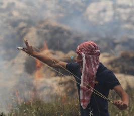 خاص فلسطين اليوم...مواجهات في دير جرير أثر قمع الاحتلال لمسيرة سلمية منددة بالاستيطان