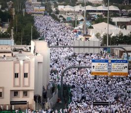 حجاج على جبل عرفات بعد ظهر اليوم لأداء ركن الحج الأعظم  ‫(29745549)‬ ‫‬