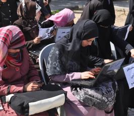 مجموعة شبابية تنظم فعالية بعنوان افتحوا المعبر تطالب مصر بفتح معبر رفح