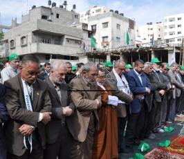 صلاة الجمعة امام مقر المفوض العام لحقوق الانسان بمشاركة الفصائل ووفد مصري