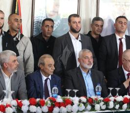 رئيس الوزراء والوفد المرافق خلال زيارتهم لمنزل عضو اللجنة المركزية في فتح أحمد حلس شرق غزة ‫(387740865)‬ ‫‬