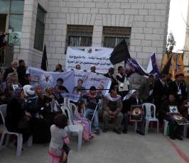 خاص فلسطين اليوم..اعتصام لأهالي الأسرى امام مقر الصليب الاحمر في رام الله