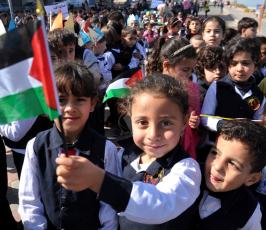 سلسة بشرية بيوم الطفل بغزة ‫(377130134)‬ ‫‬