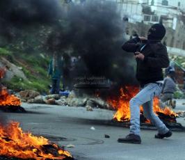 خاص فلسطين اليوم..إصابة المئات بالرصاص والإختناق أمام سجن "عوفر" قرب رام الله