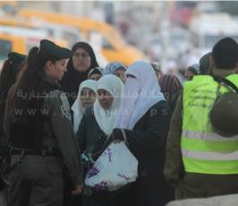  في الجمعة الاولى بشهر رمضان..آلاف المواطنين يزحفون نحو القدس لتأدية الصلاة