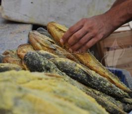 "الفسيخ".. الأكلة التي تُزين عيدَ الغزيين