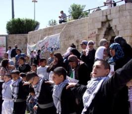 أطفال القدس يرسمون لمدينتهم وللأسرى بباب العامود