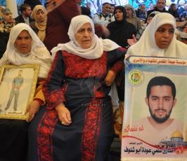 اعتصام اهالى الاسرى امام الصليب