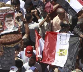 المصريون يواصلون الاحتجاج بميدان التحرير لتسليم السلطة للرئيس مرسى