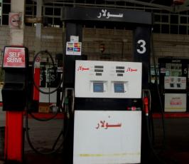 بالصور: هذا ما يجري في محطات الوقود بغزة!!
