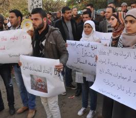 وقفة تضامنية بغزة مع اللاجئين الفلسطينيين في مخيم اليرموك في سوريا