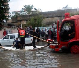 الدفاع المدني ينقذ عشرات العائلات الفلسطينية من الغرف نتيجة الامطار الشديدة في غزة