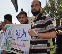 الرابطة الاسلامية تنظم وقفة تضامنية مع الاسرى في خانيونس‎