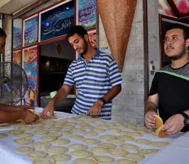 "القطائف" فاكهة رمضان تنتشر بغزة رغم التصعيد