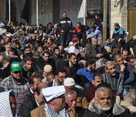 حركة الجهاد تقيم صلاة الجمعة أمام الصليب الأحمر اسنادا للأسرى