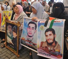 بالصور: الاعتصام الاسبوعي لاهالي الاسرى بالصليب بحضور موسى ابو مرزوق