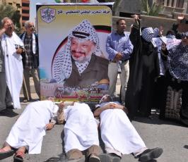 بالصور:لليوم الثالث: أهالي الشهداء يعتصمون أمام الفندق الذي يقيم فيه وفد المصالحة