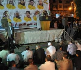 صلاة العشاء ووقفة مع الأسرى أمام مقر المفوض السامي بغزة