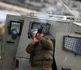 خاص فلسطين اليوم...مواجهات وإصابات أمام سجن "عوفر" غربي رام الله