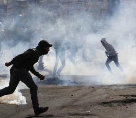 اشتباكات بين قوات الاحتلال وشبان فلسطينيين بحى الرام بالضفة الغربية
