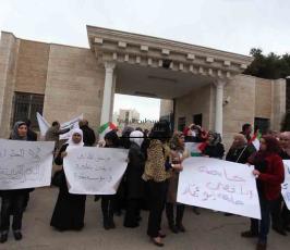 موظفو الجامعات والكليات يعتصمون امام مقر حكومة فياض في رام الله