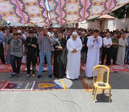 الجهاد الاسلامي تقيم صلاة الجمعة امام مقر الصليب الاحمر بغزة تضامنا مع الاسرى في سجون الاحتلال ‫(38076955)‬ ‫‬