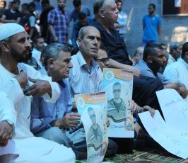 مئات المواطنين يصلون قبالة الصليب الاحمر دعما للاسرى ‫(1)‬ ‫‬