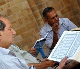 مواطنون من غزة يرتلون القراءن في المسجد العمري الكبير في الثامن من رمضان المبارك