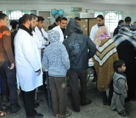 ضمن حملة "مودة" منتدى الطبيب الفلسطيني يقدم خدمات طبية للمتضررين بمراكز الإيواء جراء المنخفض بغزة
