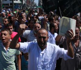 آلاف الفلسطينيين يخرجون نصرة للرسول محمد بغزة
