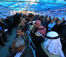المئات من الفلسطينين يؤمون خيمة العزاء التي أقيمت في ساحة الجندي وسط غزة تضامنا مع الشعب المصري ‫(38339085)‬ ‫‬