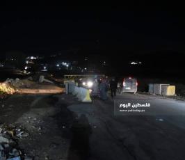 الاحتلال يغلق مدخل مخيم الفوار جنوب الخليل بالبوابات الحديدية (3).jpeg