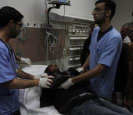 ذوو الشهيد محمد محمود اسماعيل الطريفي يلقون نظرة الوداع على جثمانه في مجمع فلسطين الطبي
