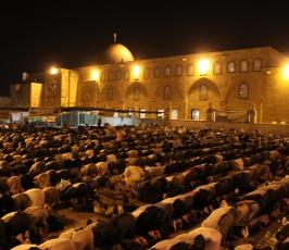 نحو 300 الف فلسطيني يحيون ليلة القدر في رحاب المسجد الاقصى المبارك