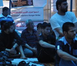  صلاة الجمعة أمام الصليب الأحمر بغزة