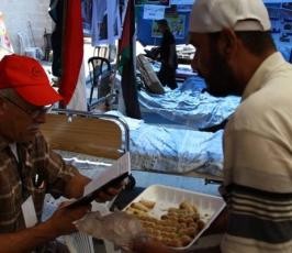 توزيع الحلوي في خيمة إعتصام الأسري