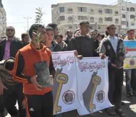 بالصور:بمشاركة الرابطة الإسلامية ... الحملة العالمية للعودة إلي فلسطين تنظم وقفة تضامنية في ذكري يوم الأرض أمام المندوب السامي بغزة