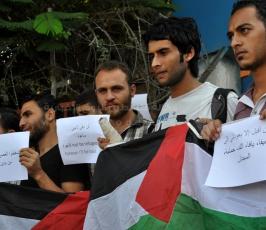 "شباب الانتفاضة" ينظم وقفة أمام مقر الأمم المتحدة يطالبها بالوقوف إلى جانب القضية الفلسطينية