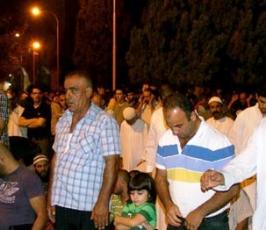 آلاف المقدسيين يحرصون على اداء التراويح في الاقصى