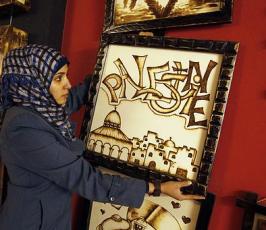 الفنانة الفلسطينية "سلوى السباخي" ترسم بالقهوة