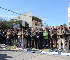 صلاة الجمعة أمام مقر الصليب الأحمر في غزة  ‫(39387678)‬ ‫‬