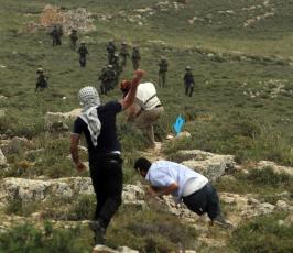 خاص فلسطين اليوم..مستوطنون يهاجمون مسيرة سلمية في دير جرير شرقي رام الله