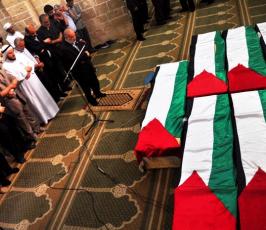 قادة الفصائل تؤدي صلاة الجنازة على رفات الشهداء بالمسجد العمري الكبير بغزة